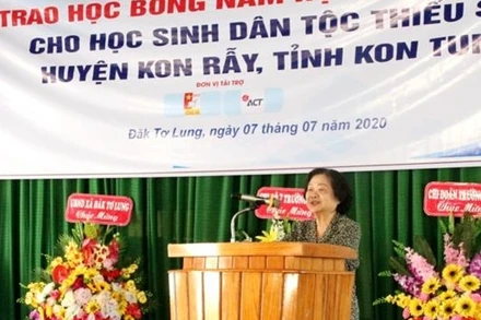 Đồng chí Trương Mỹ Hoa, nguyên Phó Chủ tịch nước, Chủ tịch Quỹ học bổng Vừ A Dính phát biểu tại buổi lễ.