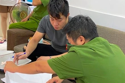 Lực lượng chức năng khám xét nơi ở của chủ mưu Trần Viết Nghĩa.