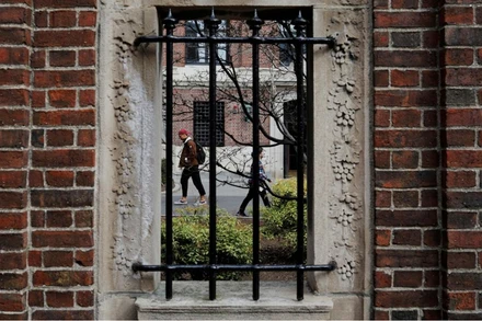 Sinh viên đi trong khuôn viên Đại học Harvard, Mỹ. (Ảnh: Reuters)