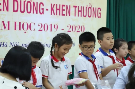 Cần tránh lạm dụng giấy khen trong khen thưởng cho học sinh (Ảnh minh hoạ)