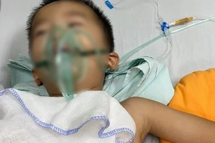 Bệnh nhi B.H.L được chăm sóc tích cực tại Bệnh viên Nhi tỉnh Thanh Hóa.