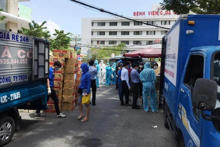 Nhiều chuyến xe chở hàng người dân ủng hộ các bác sĩ tuyến đầu.