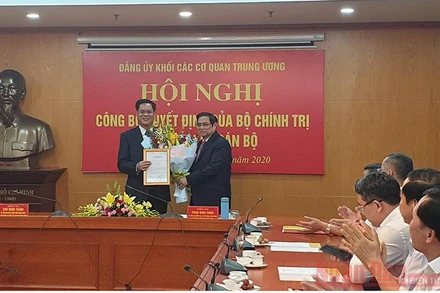 Đồng chí Phạm Minh Chính trao Quyết định cho đồng chí Huỳnh Tấn Việt tại buổi lễ.