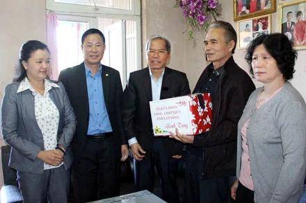 Bí thư Tỉnh ủy Lâm Đồng Nguyễn Xuân Tiến (giữa), thăm gia đình chính sách tiêu biểu tại huyện Lạc Dương (Ảnh: N.T)