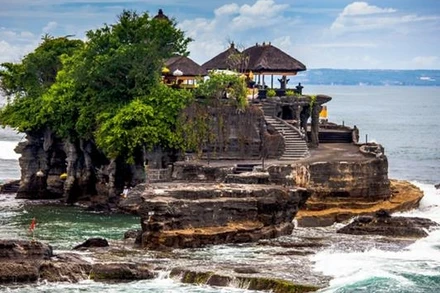 Đền Tanah lot nằm ngoài biển ở Bali là một trong những địa điểm được du khách yêu thích (Ảnh: JP)