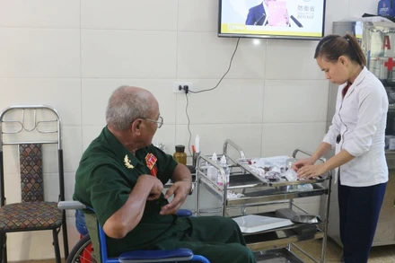 Chăm sóc thương, bệnh binh nặng tại Trung tâm điều dưỡng thương binh Duy Tiên.