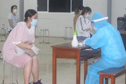 Nhân viên y tế điều tra dịch tễ đối với công dân trở về từ Đài Loan (Trung Quốc) vào tối 7-7. 