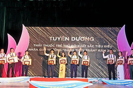 Các thầy thuốc trẻ xuất sắc, tiêu biểu của Thủ đô Hà Nội nhận Giải thưởng Đặng Thùy Trâm năm nay. 