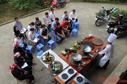 Lớp học nấu ăn do CRED tổ chức tại Bắc Hà. Ảnh: CRED.