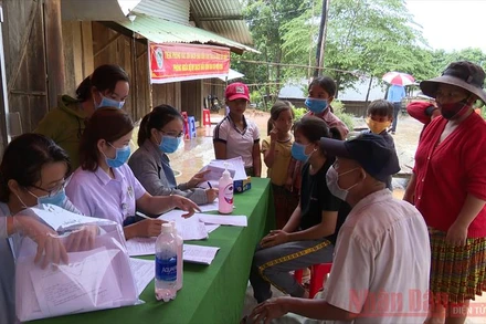 Cán bộ Trung tâm Kiểm soát bệnh tật tỉnh Đắk Nông tổ chức điều tra dịch tễ, khám sàng lọc điều trị cho người dân vùng dịch.