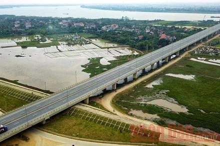 Cầu Hưng Hà bắc qua sông Hồng cùng tuyến đường dẫn hai đầu cầu dài gần 6,2 km được thông xe, đưa vào khai thác từ đầu năm 2019. 