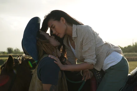 Thúy Diễm trong một cảnh phim "Cát đỏ".