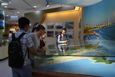 Triển lãm thu hút nhiều bạn sinh viên tới xem, thưởng lãm.