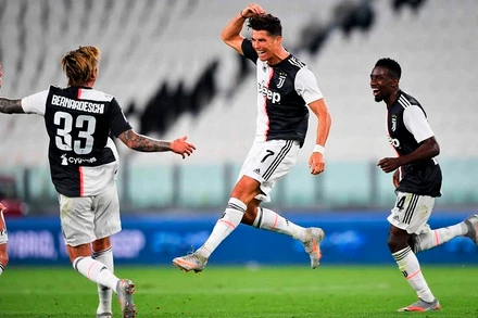 Cristiano Ronaldo ăn mừng với các đồng đội sau khi ghi bàn mở tỷ số cho Juventus. (Ảnh: Juventus FC)