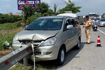 Hiện trường vụ tai nạn ô-tô tự đâm vào rào chắn tại phường Ái Quốc.