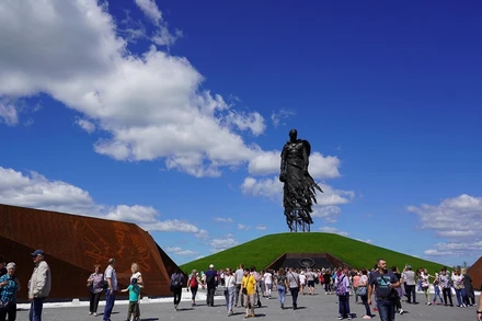 Người dân khắp nơi đổ về Rzhev, đặt hoa bên tượng đài Người lính Xô-viết. (Ảnh: QUẾ ANH)