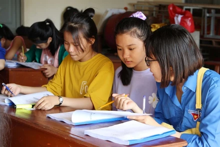 Các sinh viên tình nguyện hướng dẫn các em học bài.