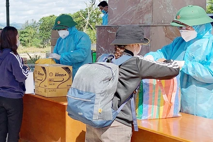 Lực lượng chức năng làm thủ tục nhập cảnh cho sinh viên Lào.