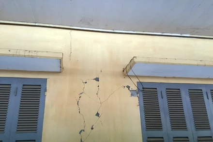 Trụ sở xã Nà Mường (Mộc Châu) bị nứt tường do động đất. 