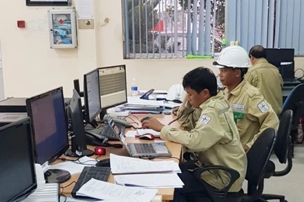 Công nhân TBA 220kV Trảng Bàng thao tác đóng điện.