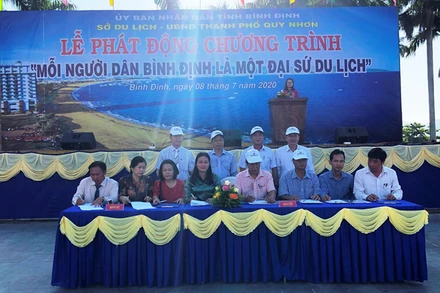 Các địa phương trong tỉnh Bình Định ký Bản cam kết triển khai các hoạt động của chương trình “Mỗi người dân Bình Định là một Đại sứ du lịch”.