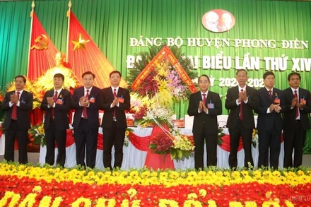 Phó Bí thư Thường trực Tỉnh ủy Bùi Thanh Hà thay mặt Ban Chấp hành Đảng bộ tỉnh phát biểu chỉ đạo, tặng hoa chúc mừng Đại hội.