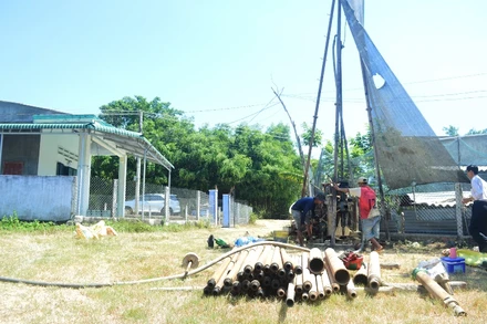Khoan giếng tìm nguồn nước sinh hoạt cho người dân xã Phổ Khánh, thị xã Đức Phổ. 