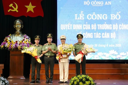 Thiếu tướng Trần Quốc Tỏ, Thứ trưởng Công an trao quyết định của Bộ trưởng Công an cho các tân Giám đốc Công an Hà Tĩnh, Nghệ An, Quảng Bình. Ảnh: VGP.