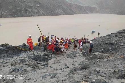 Mưa lớn làm gián đoạn hoạt động tìm kiếm và cứu nạn. (Ảnh: Cơ quan Phòng cháy chữa cháy Myanmar)