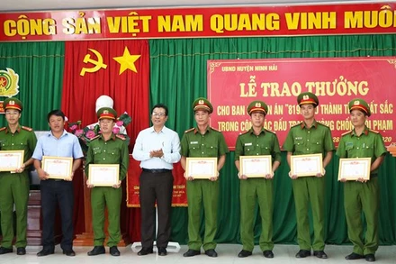 Chủ tịch UBND huyện Ninh Hải Nguyễn Thành Phú trao giấy khen, tặng hai tập thể và chín cá nhân có thành tích xuất sắc trong công tác phá vụ án tại xã Thanh Hải. 