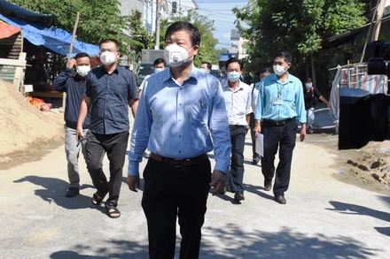 Đoàn công tác do Phó Viện trưởng Viện Vệ sinh Dịch tễ Trung ương PGS.TS Trần Như Dương kiểm tra tại tổ dân phố nơi bệnh nhân B. sinh sống.