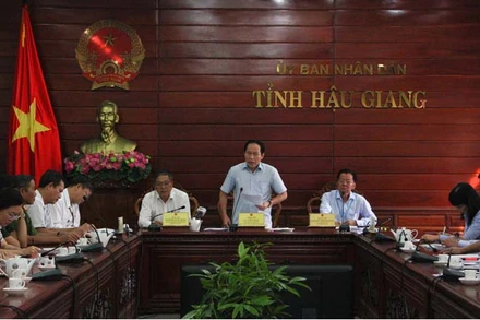 Chủ tịch UBND tỉnh Hậu Giang Lê Tiến Châu chỉ đạo tại cuộc họp.