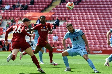 Pha ghi bàn đẹp mắt của Robertson (số 26, áo đỏ).