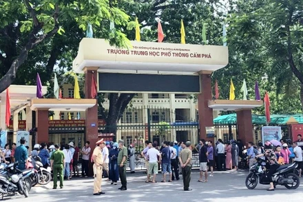 Lực lượng chức năng bảo đảm an ninh trật tự, an toàn giao thông tại điểm thi Trường THPT Cẩm Phả.