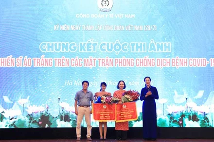 Ban tổ chức trao giải Đặc biệt và giải Nhất cho các tác giả đoạt giải.