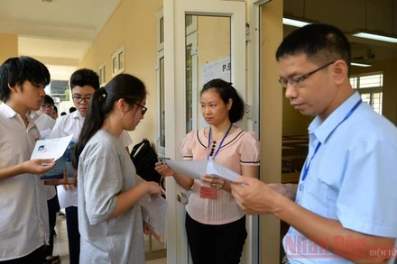 Các thí sinh vào phòng thi. Ảnh: Thủy Nguyên