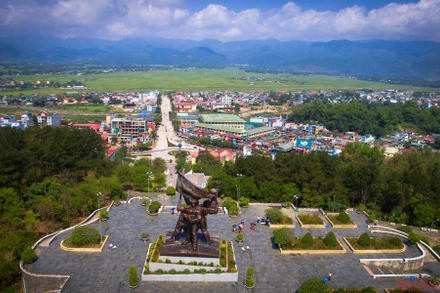 Tới Điện Biên, chắc chắn du khách không thể bỏ qua quần thể Di tích chiến trường Ðiện Biên Phủ. Đây là một quần thể các di tích lịch sử ghi lại chiến công của quân và dân Việt Nam trong cuộc kháng chiến anh dũng chống thực dân Pháp xâm lược.