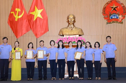 Trao các giải thưởng cho các tập thể, cá nhân tham dự cuộc thi. (Ảnh: PHẠM TÌNH)