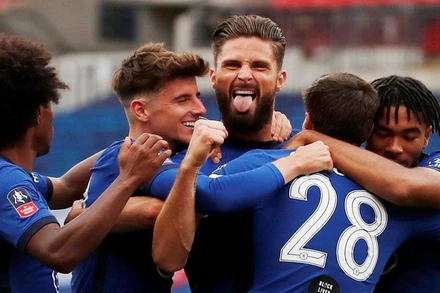 Các cầu thủ Chelsea mừng bàn thắng mở tỷ số của Giroud (giữa). 