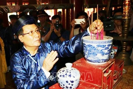 Phó Chủ tịch Thường trực UBND tỉnh Quảng Trị Hà Sỹ Đồng dâng hương xin rước bài vị Vua Hàm Nghi từ Thế Miếu về Tân Sở. (Ảnh: TTXVN)