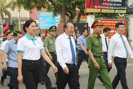 Đồng chí Trường Hòa Bình cùng các đại biểu đi bộ cổ động hưởng ứng Ngày toàn dân phòng, chống mua bán người - 30-7.