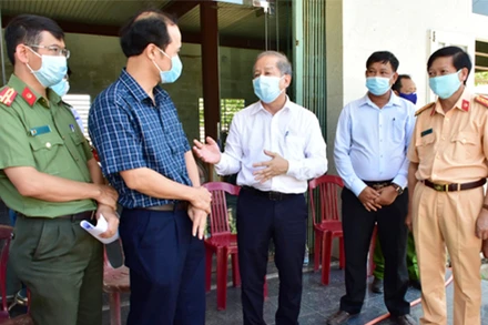 Chủ tịch UBND tỉnh Phan Ngọc Thọ kiểm tra, chỉ đạo các lực lượng chức năng lập chốt mới tại thi trấn Lăng Cô để kiểm soát, ngăn chặn dịch Covid-19 lây lan.