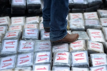 Cảnh sát kiểm tra những gói cocaine bị tịch thu gần Tegucigalpa, Honduras, năm 2012. (Ảnh: Reuters)