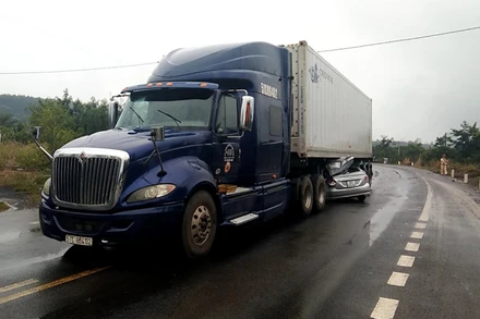 Hiện trường vụ tai nạn do Lê Huy Hoàng dùng giấy phép lái xe giả để lái xe gây tai nạn khiến hai người chết tại chỗ. 