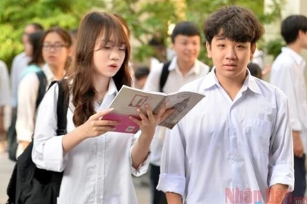 Ngay từ sáng sớm, tại điểm thi Trường THPT Đoàn Kết - Hai Bà Trưng (quận Hai Bà Trưng), nhiều thí sinh đã có mặt để chuẩn bị cho buổi thi đầu tiên.