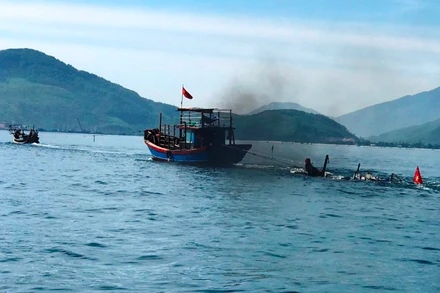 Lực lượng chức năng trục vớt phương tiện bị chìm.