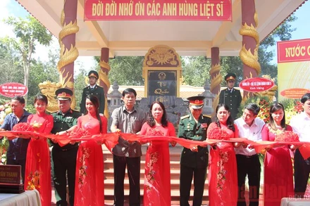 Nghi thức cắt băng khánh thành Nhà tưởng niệm