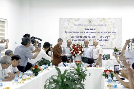 Tọa đàm Sưu tầm và phát huy giá trị di sản các nhà sử học và tiếp nhận hiện vật GS. NGND Vũ Dương Ninh trao tặng.