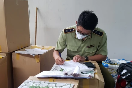 Đội Quản lý thị trường số 7 lập biên bản lô hàng khẩu trang y tế không rõ nguồn gốc.