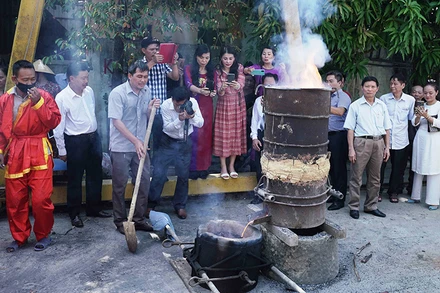 Các đại biểu, nghệ nhân nổi lửa, nấu đồng để đúc trống.